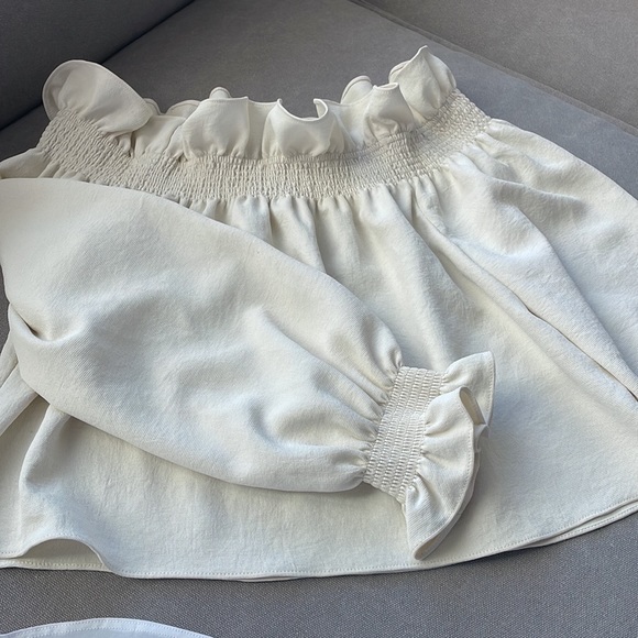 Ivory ruffled shirt. Off shoulder or on. - Picture 3 of 3